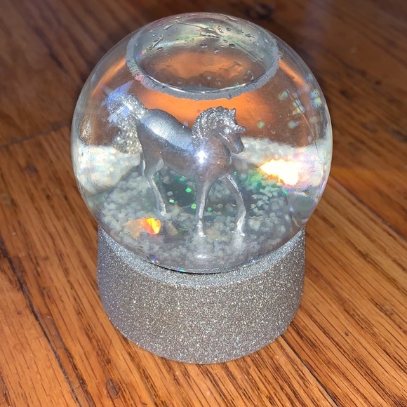 Mini Snow globe with unicorn inside cute mini Snowglobe glitter silver Claire’s - Picture 2 of 14